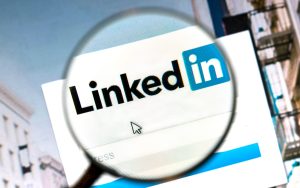 LinkedIn espionnerait discrètement votre navigateur Chrome, des milliers d’extensions concernées