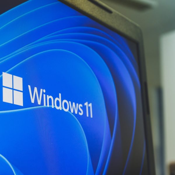 Windows 11 se débarrasse enfin de ce petit détail hérité de Windows 8, et c’est tout un symbole