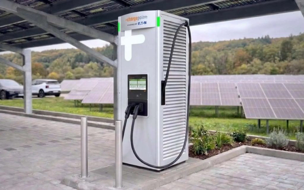 Cette borne de recharge ultra-compacte peut recharger deux voitures simultanément en un temps record
