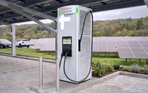 Cette borne de recharge ultra-compacte peut recharger deux voitures simultanément en un temps record