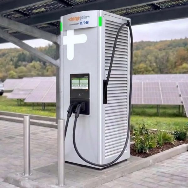Cette borne de recharge ultra-compacte peut recharger deux voitures simultanément en un temps record