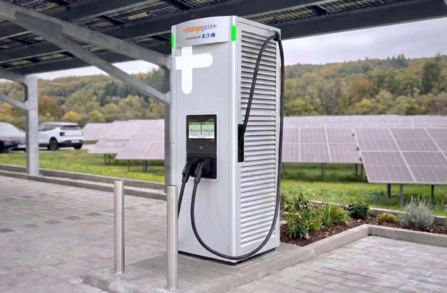 Cette borne de recharge ultra-compacte peut recharger deux voitures simultanément en un temps record