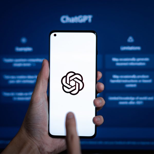 Quelles IA confortent les idées délirantes de leurs utilisateurs ? Une étude compare ChatGPT, Gemini, Claude et Grok