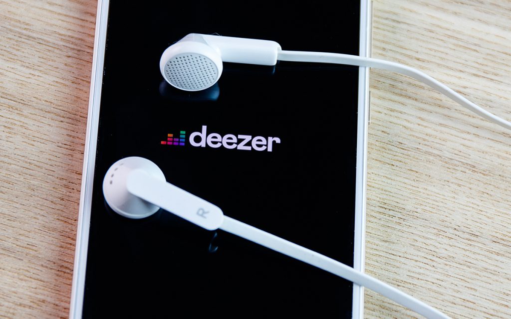 Deezer : près de 50 % des titres mis en ligne chaque jour sont générés par l’IA
