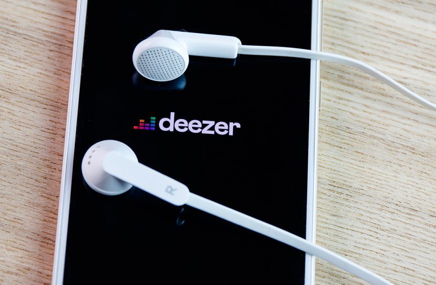 Deezer : près de 50 % des titres mis en ligne chaque jour sont générés par l’IA