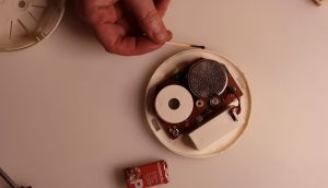 Dualite onde-particule : un YouTuber la teste avec un detecteur de fumee et un capteur a 350 euros