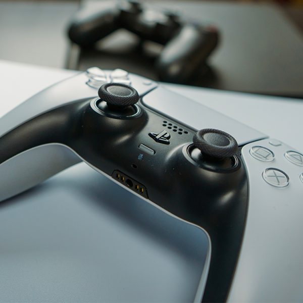 PS5 : ce petit accessoire débloque toutes les fonctionnalités de la Dualsense sur PC en sans fil