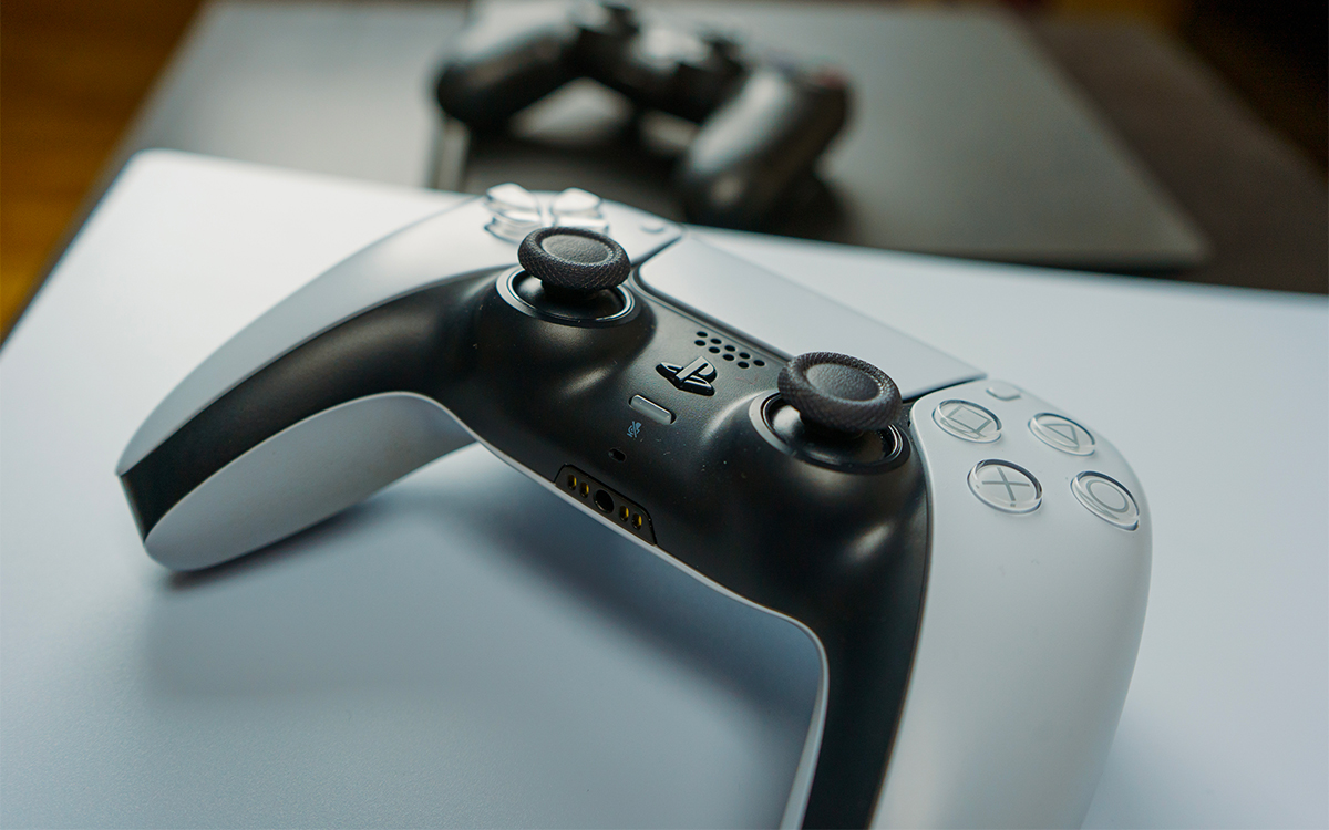 PS5 : ce petit accessoire débloque toutes les fonctionnalités de la Dualsense sur PC en sans fil