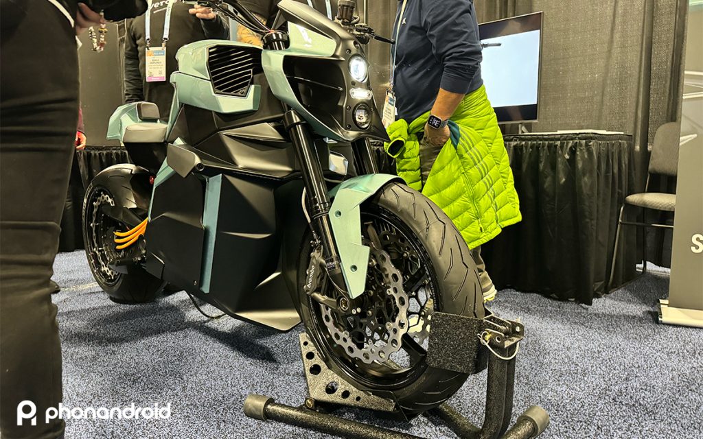 La première moto au monde à batterie solide entre en production, ses performances sont folles