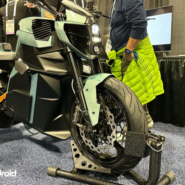 La première moto au monde à batterie solide entre en production, ses performances sont folles