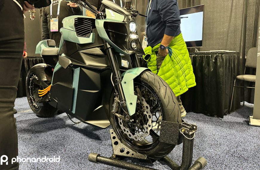 La première moto au monde à batterie solide entre en production, ses performances sont folles