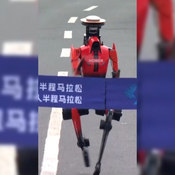 Ce robot humanoïde bat le record mondial du semi-marathon, vos nouvelles baskets peuvent rester au placard
