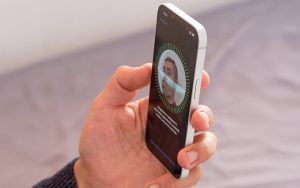 Le patron de ChatGPT veut scanner vos yeux pour vous autoriser à acheter des places de concerts