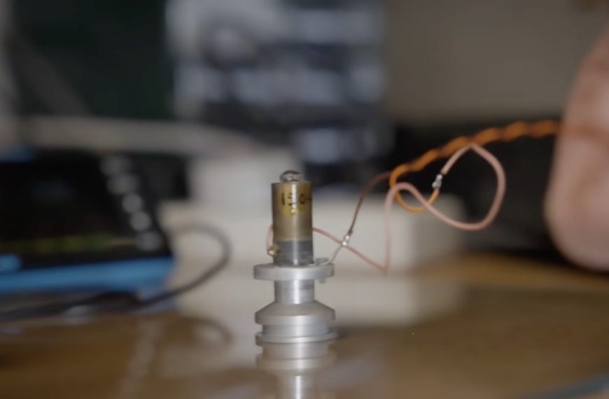 Un air hockey miniature en lévitation ultrasonique ? Pourquoi pas !