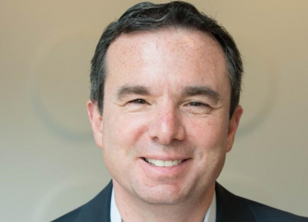 Telex : Mike Capone quitte la direction de Qlik, Apple prêt à diversifier sa production de puces avec Intel et Samsung, Anthropic livre des agents pour la finance