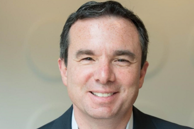 Telex : Mike Capone quitte la direction de Qlik, Apple prêt à diversifier sa production de puces avec Intel et Samsung, Anthropic livre des agents pour la finance