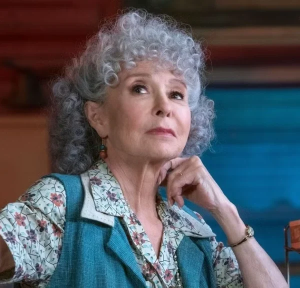 À 94 ans, elle a joué dans des films cultes et remporté 4 des prix les plus prestigieux : l'une des plus anciennes légendes d'Hollywood est toujours en activité