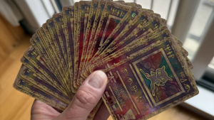Un collectionneur de cartes Pokémon TCG fait le tri dans l'ancienne chambre de ses enfants et retrouve 29 cartes Mew Antique qu'il avait oubliées, chacune valant désormais jusqu'à 2500€
