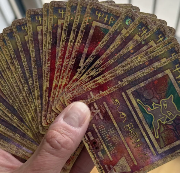 Un collectionneur de cartes Pokémon TCG fait le tri dans l'ancienne chambre de ses enfants et retrouve 29 cartes Mew Antique qu'il avait oubliées, chacune valant désormais jusqu'à 2500€