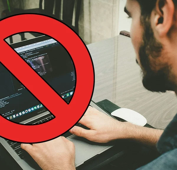 Il développe seul son jeu vidéo mais est contraint de tout stopper à cause de son éditeur