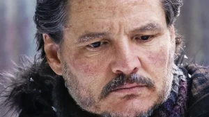 “Il y a quelque chose sur mon visage ?” Il y a 2 ans, Pedro Pascal a complètement plombé l’ambiance sur le tournage de la saison 2 de The Last of Us : c’était pas la joie