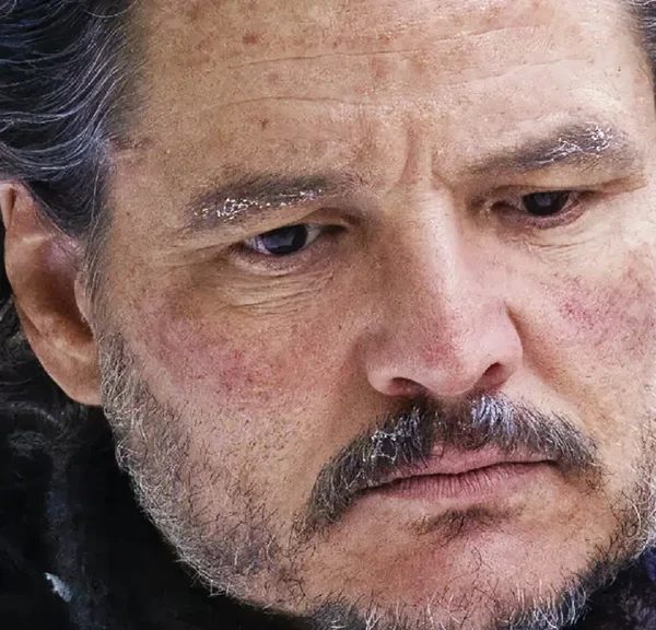 “Il y a quelque chose sur mon visage ?” Il y a 2 ans, Pedro Pascal a complètement plombé l’ambiance sur le tournage de la saison 2 de The Last of Us : c’était pas la joie