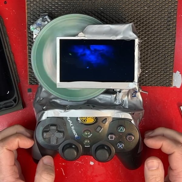 Faute de Steam Deck, ce bricoleur fou transforme sa PS2 en console portable