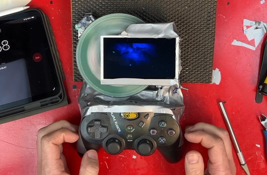Faute de Steam Deck, ce bricoleur fou transforme sa PS2 en console portable