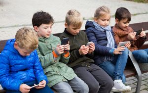 Des enfants trompent la vérification d’âge sur internet avec de fausses moustaches