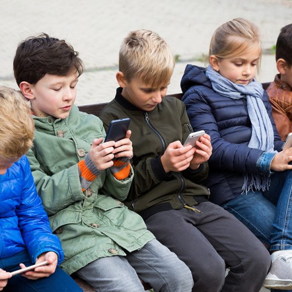 Des enfants trompent la vérification d’âge sur internet avec de fausses moustaches