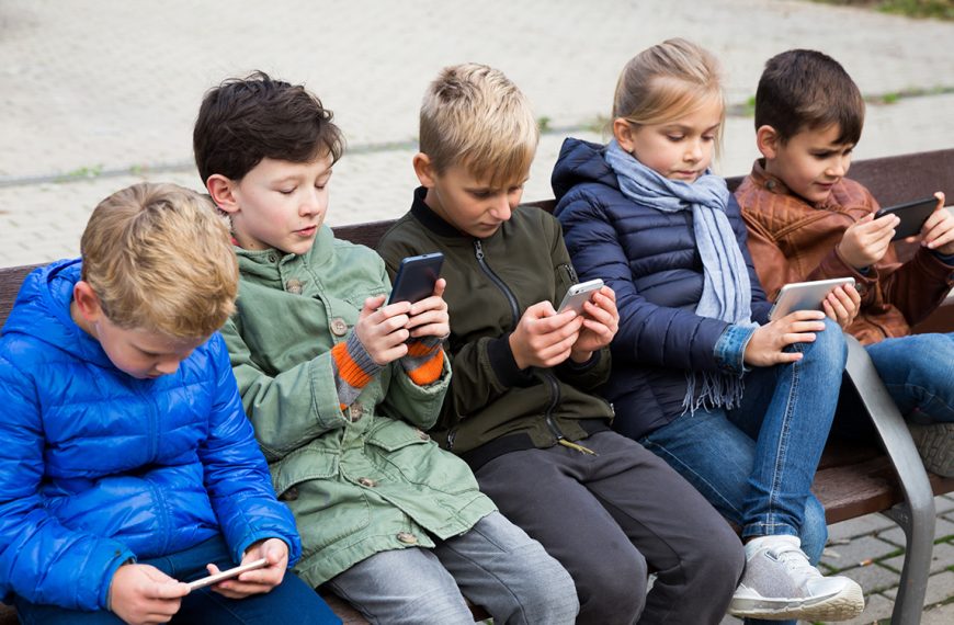 Des enfants trompent la vérification d’âge sur internet avec de fausses moustaches