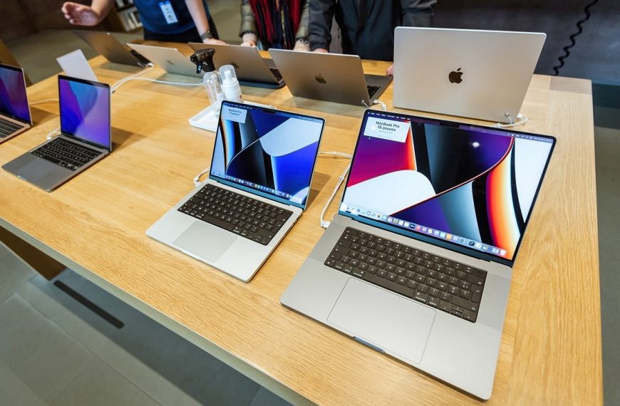 Le nouveau MacBook Pro emprunterait cette idée de Samsung pour le Galaxy S26 Ultra