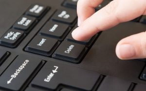 Deux frères se font licencier, ils effacent les bases de données du gouvernement en à peine 5 minutes