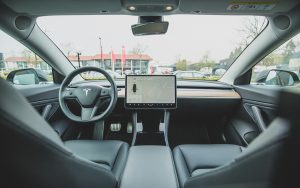 Tesla règle enfin le défaut qui rendait sa voiture autonome inutile dans les parkings