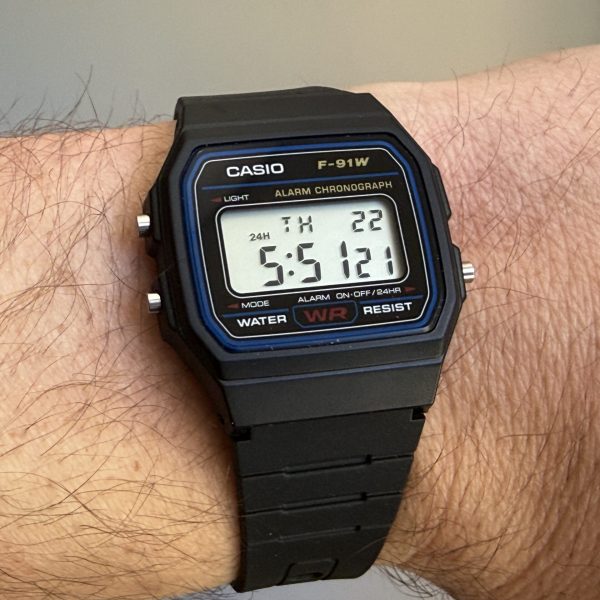 Casio F-91W – Comment régler et utiliser la montre culte ?