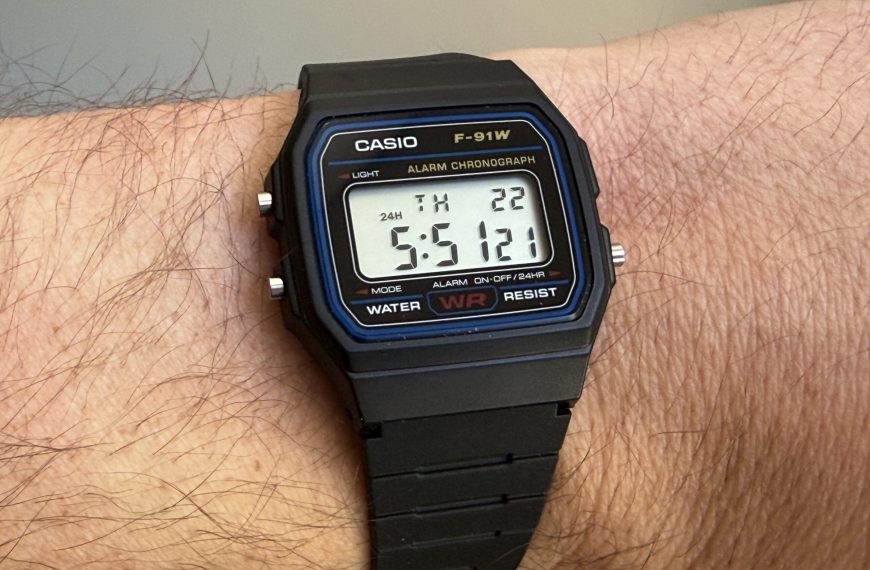 Casio F-91W – Comment régler et utiliser la montre culte ?
