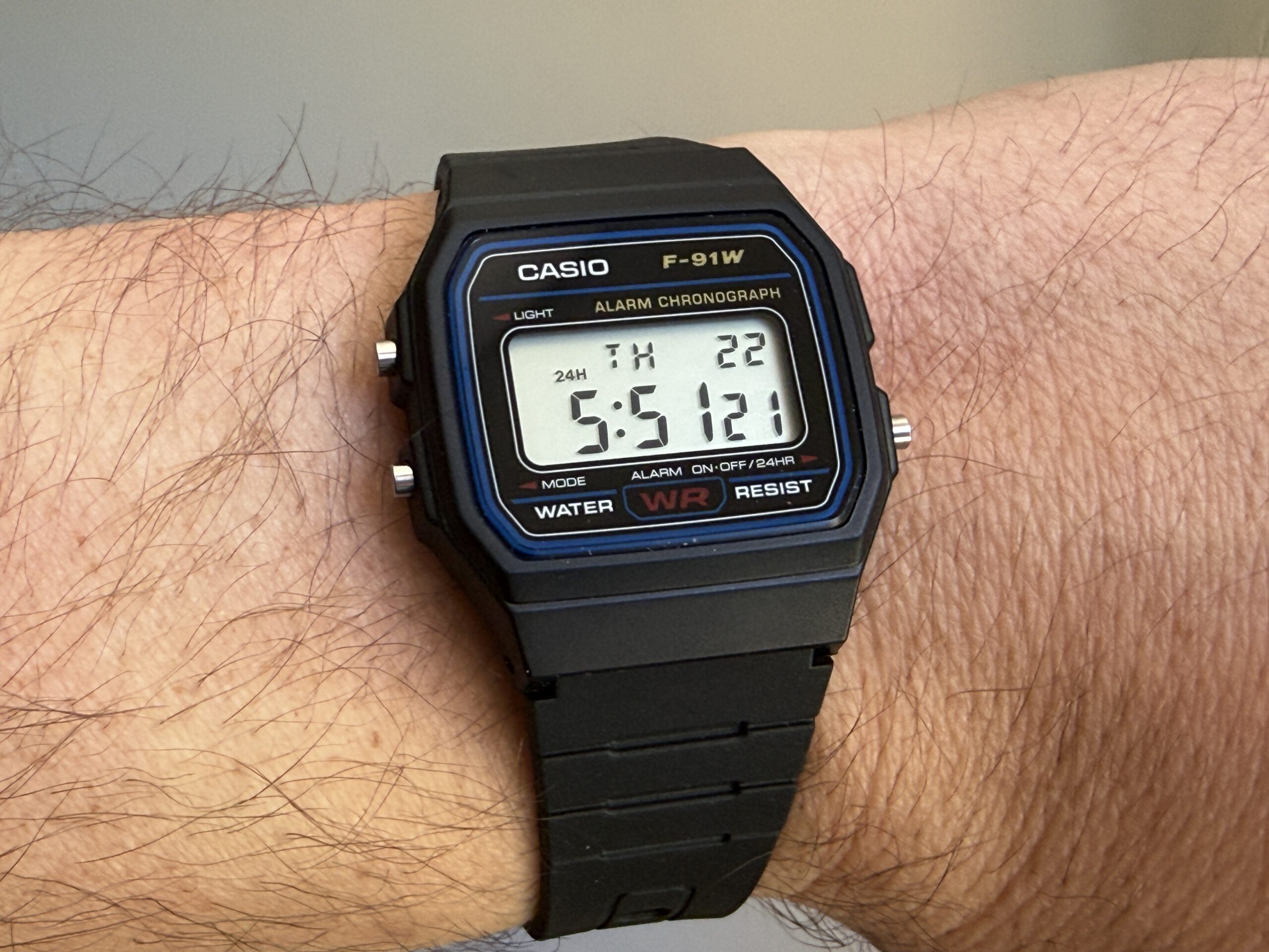 Casio F-91W – Comment régler et utiliser la montre culte ?