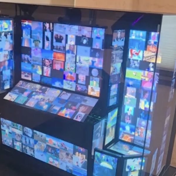 Ce PC contient 13 écrans cachés qui diffusent 15 000 GIF en boucle