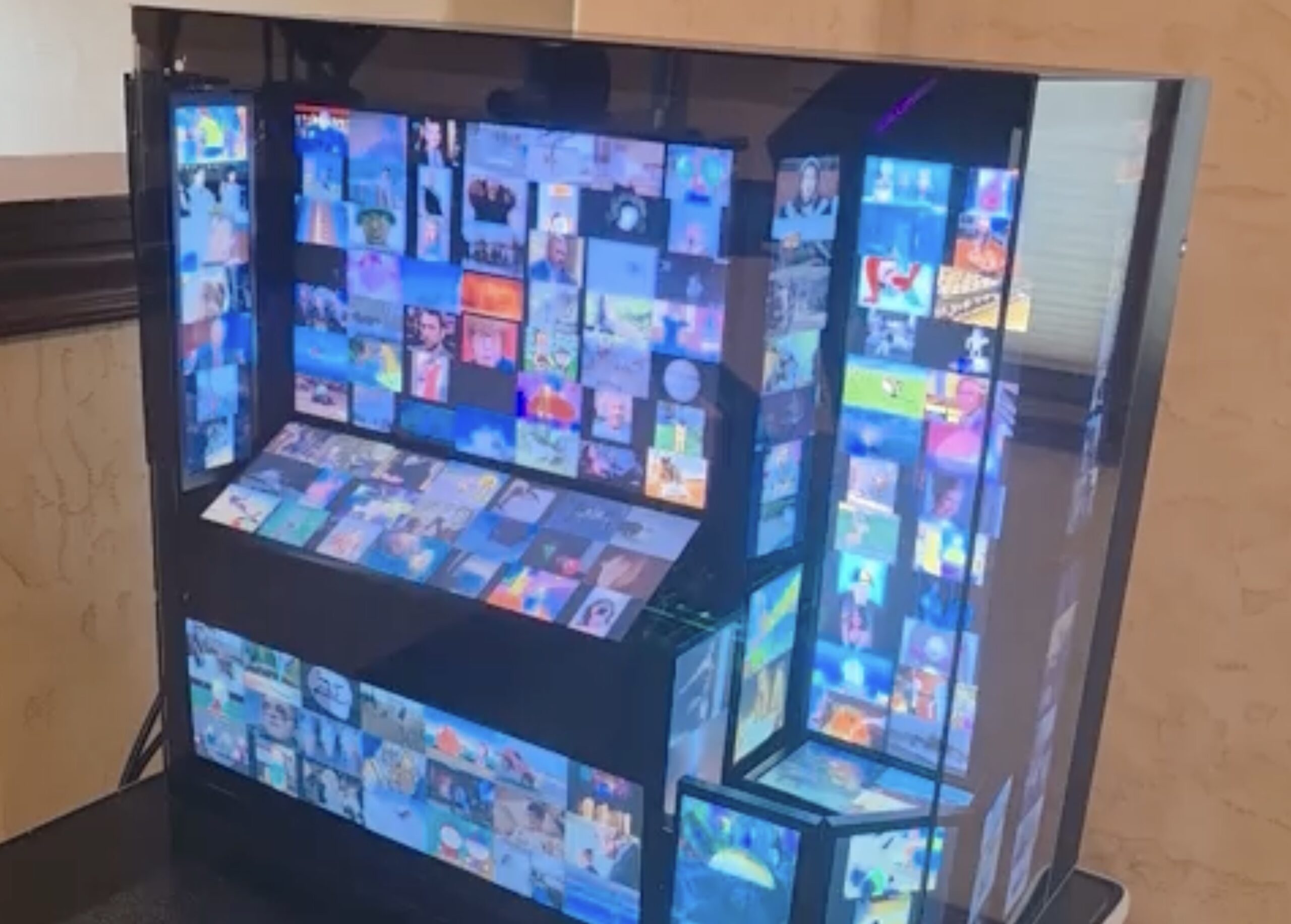 Ce PC contient 13 écrans cachés qui diffusent 15 000 GIF en boucle