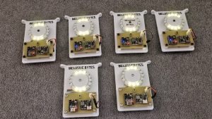 Ces badges LED de festival se synchronisent tout seuls