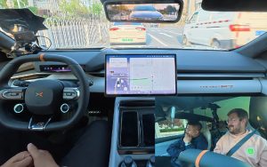 Ce système de conduite autonome chinois inquiète Tesla, et un premier test le confirme