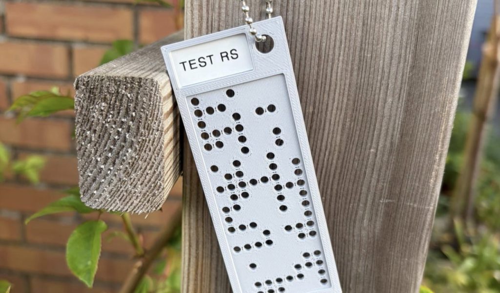 Des cartes perforées imprimées en 3D et lues par une webcam, parfait pour stocker vos mots de passe à vie