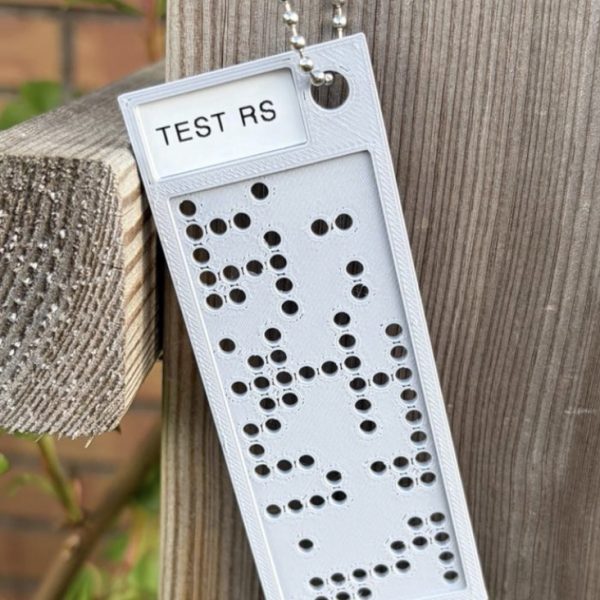 Des cartes perforées imprimées en 3D et lues par une webcam, parfait pour stocker vos mots de passe à vie