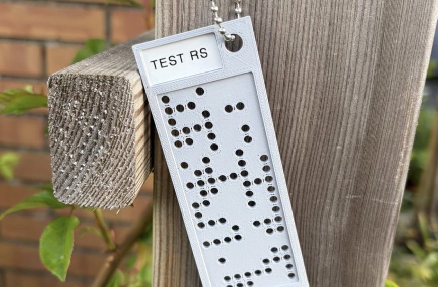 Des cartes perforées imprimées en 3D et lues par une webcam, parfait pour stocker vos mots de passe à vie