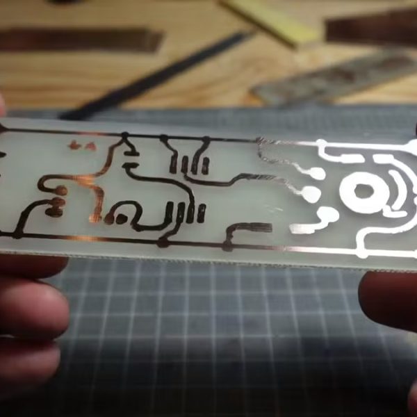 Fabriquer un circuit imprimé sans aucun logiciel, juste avec un marqueur