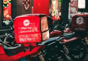 Il accuse Pizza Hut de lui avoir fait perdre 100 millions à cause d'une IA