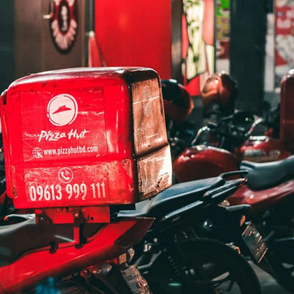 Il accuse Pizza Hut de lui avoir fait perdre 100 millions à cause d'une IA