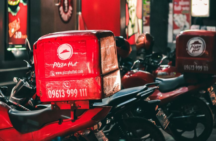 Il accuse Pizza Hut de lui avoir fait perdre 100 millions à cause d'une IA