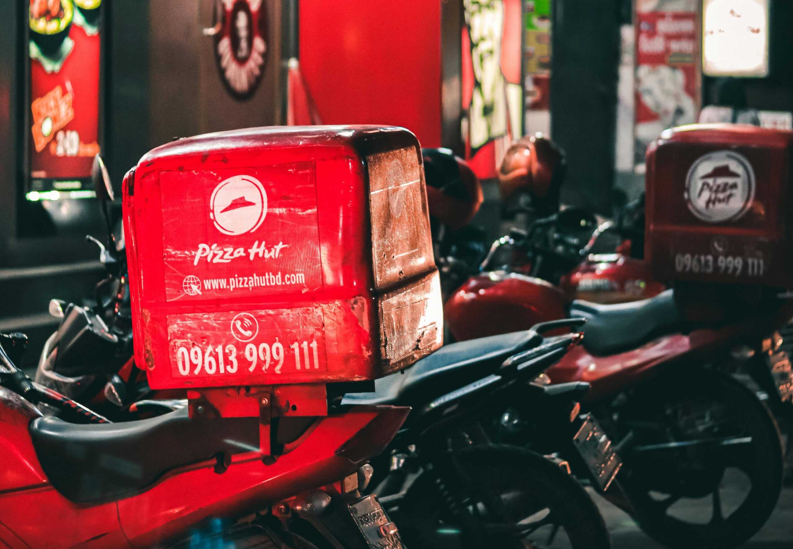 Il accuse Pizza Hut de lui avoir fait perdre 100 millions à cause d'une IA