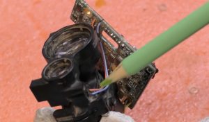 Il démonte une caméra gimbal de drone Shahed-136 récupéré en Ukraine